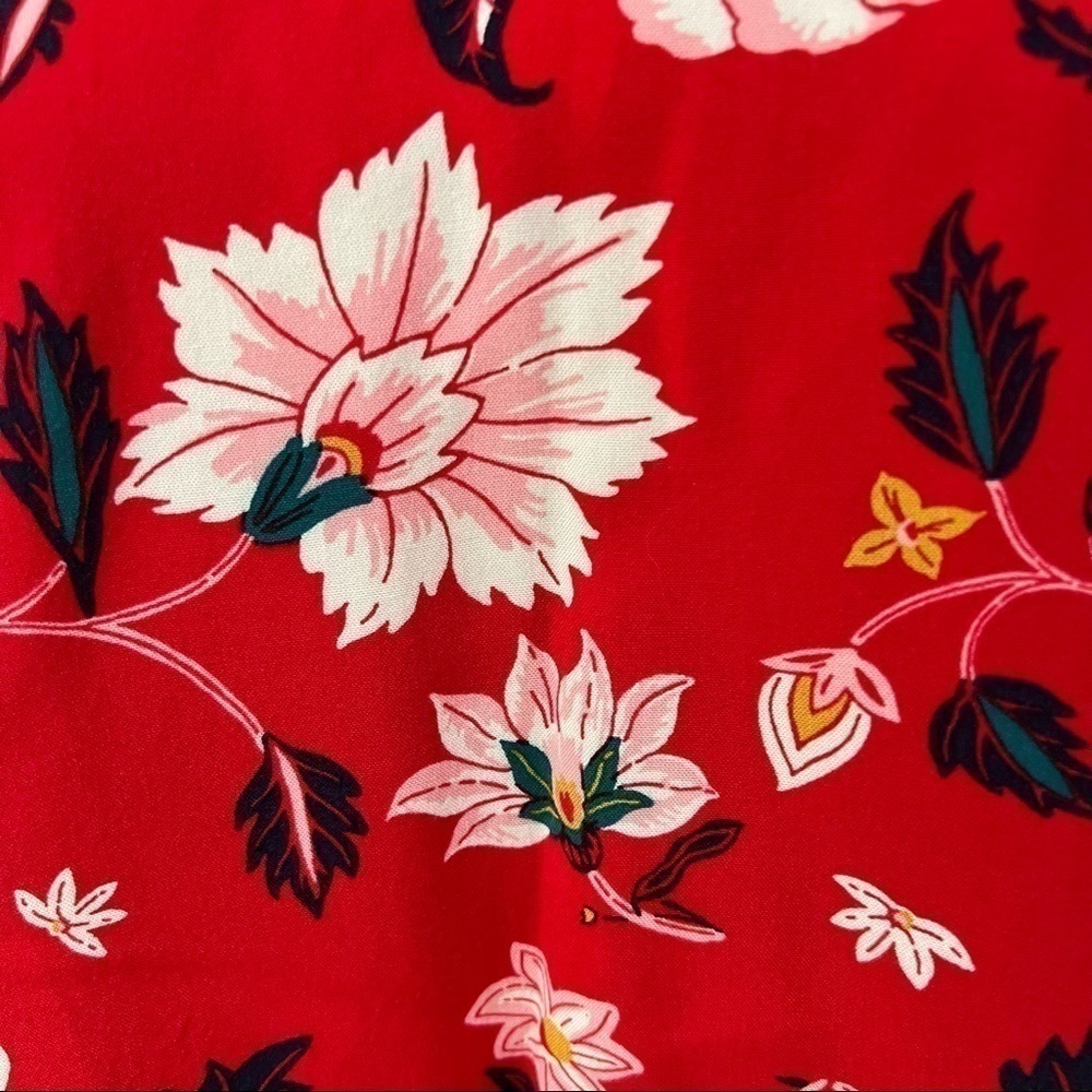 Old navy red floral print blouse, S, V-neck button closures, cuff sleeves, flowy - Picture 5 of 12